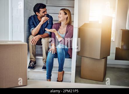 Hier können Sie noch viele tolle Erinnerungen teilen. Ein Mann, der seiner Frau die Schlüssel ihres neuen Heims gibt. Stockfoto