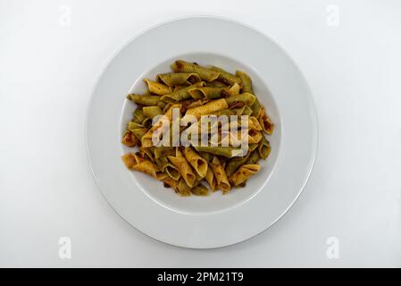 Italienische farbige Penne Rigate Pasta mit Bolognese Sauce. Draufsicht Stockfoto
