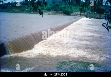 Der Mutha River ist ein Fluss im Westen von Maharashtra, Indien. Er erhebt sich in den westlichen Ghats und fließt nach Osten, bis er sich mit dem Mula River in der Stadt Pune verschmolzen hat. Es wurde zweimal eingedämmt, zuerst am Panshet-Staudamm, der als Trinkwasserquelle für Pune City und Bewässerung genutzt wurde. Stockfoto