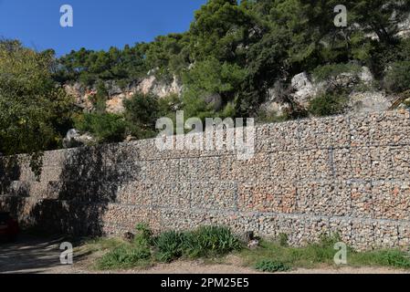 Hausschutzgabionen gegen Steinschlag in der Provence Stockfoto