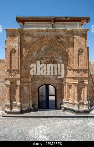 Die detaillierten Steinarbeiten des Eingangstors zum Ishak Pasa-Palast in Dogubayazit im Osten Turkiyes. Der Bau des Palastes begann 1685. Stockfoto