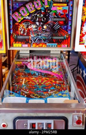 Mehrfarbige Pinball-Maschine im Vintage 70er Jahre. Stockfoto