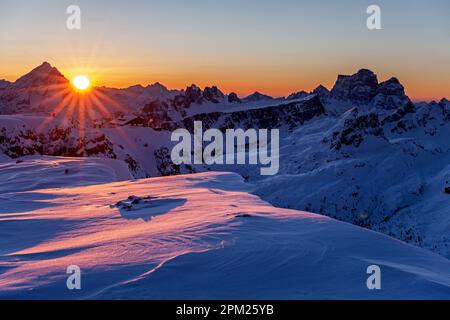 Rifugio Lagazuoi , im Hintergrund Antelao und Monte Pelmo, Belluno, Südtirol, Dolomiten, Italien, Winter, Sonnenaufgang Stockfoto