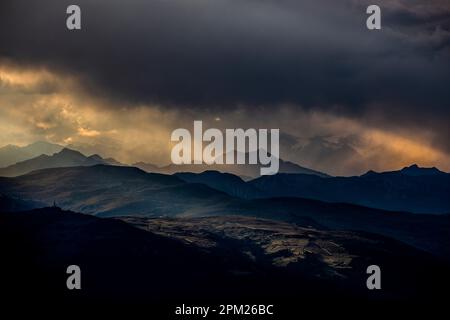 Blick von Schlern zu den Sarntaler Alpen, Seiser Alm, Südtirol, Italien, Sommer, Gewitter Stockfoto