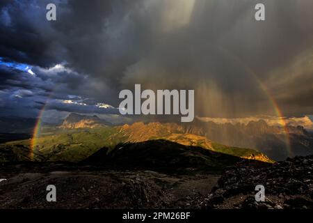 Blick von Schlern nach Rosengarten, Seiser Alm, Südtirol, Italien, Sommer, Gewitter und Regenbogen Stockfoto