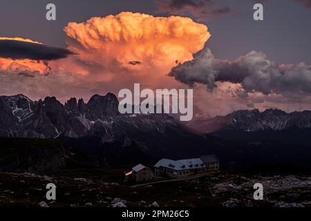 Blick von Schlern nach Schlernhaus, Seiser Alm, auf der Rückseite Rosengarten, Südtirol, Italien, Gewitter, Mammatuswolke Stockfoto