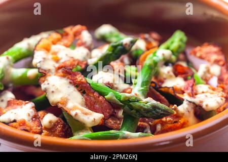 Grüner Spargel mit Speck und Senfsoße Stockfoto