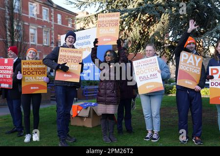 Streikende NHS-Juniorärzte auf der Streikpostenlinie vor der Leicester Royal Infirmary, während die BMA einen 96-stündigen Streit über die Bezahlung abhält. Foto: Dienstag, 11. April 2023. Stockfoto