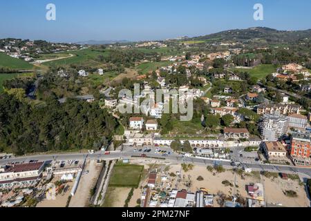 Draufsicht auf Numana, Conero Mount, Adria-Strand in Le Marche, Italien, Europa Stockfoto