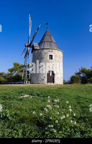 Montfuron Windmill (Moulin Saint-Elzear de Montfuron) in Provence, Alpes-de-Haute-Provence, Frankreich Stockfoto