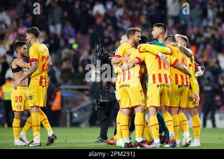 Barcelona, Spanien. 10. April 2023. Girona-Spieler feiern das Endergebnis nach dem LaLiga-Spiel zwischen dem FC Barcelona und dem FC Girona im Spotify Camp Nou Stadium in Barcelona, Spanien. Kredit: Christian Bertrand/Alamy Live News Stockfoto