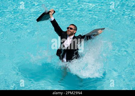 Sommergeschäft. Freiberufler im Sommerschwimmbad. Geschäftsmann im Taucheranzug im Wasser. Verrückter Geschäftsurlaub im Sommer. Komischer verrückter Geschäftsmann-Ball Stockfoto