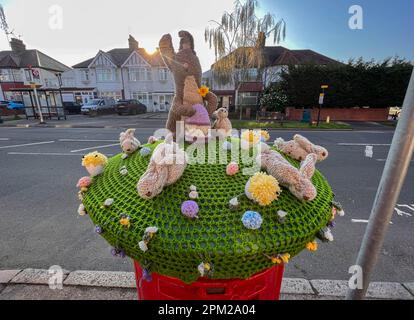 © Jeff Moore 08/04/2023 Eine Osterszene aus Strick, die heute Morgen auf einem Briefkasten in South Woodford, Essex, zu sehen ist, während Großbritannien die Feiertagswoche genießt Stockfoto