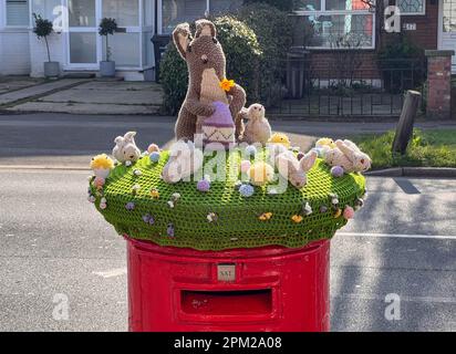 © Jeff Moore 08/04/2023 Eine Osterszene aus Strick, die heute Morgen auf einem Briefkasten in South Woodford, Essex, zu sehen ist, während Großbritannien die Feiertagswoche genießt Stockfoto