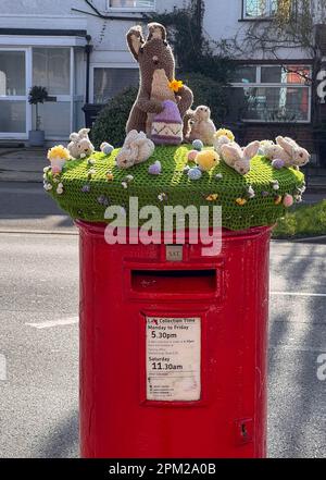 © Jeff Moore 08/04/2023 Eine Osterszene aus Strick, die heute Morgen auf einem Briefkasten in South Woodford, Essex, zu sehen ist, während Großbritannien die Feiertagswoche genießt Stockfoto