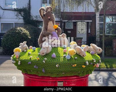 © Jeff Moore 08/04/2023 Eine Osterszene aus Strick, die heute Morgen auf einem Briefkasten in South Woodford, Essex, zu sehen ist, während Großbritannien die Feiertagswoche genießt Stockfoto