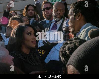 Nashville, Tennessee, USA. 10. April 2023. Kanzler I'ASHEA MYLES schwört in Rep. JUSTIN JONES als Interimsvertreter des Tennessee-Staates nach der Abstimmung des Nashville Metropolitan Council, ihn wieder in die staatliche Legislaturperiode zu versetzen. (Kreditbild: © Sue Dorfman/ZUMA Press Wire) NUR REDAKTIONELLE VERWENDUNG! Nicht für den kommerziellen GEBRAUCH!