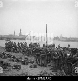 Historischer 2. Weltkrieg 1940er, Foto eines deutschen Wehrmachtmitglieds in Lettland (Riga, Pskov und Umgebung). Deutsche Truppen vor der Silhouette von Riga. Stockfoto