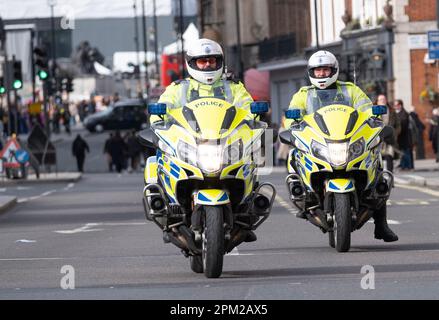 London, Großbritannien. 11. März 2023 Zwei Motorräder der Metropolitan Police auf Patrouille, Richtung Whitehall im Zentrum von London. Stockfoto