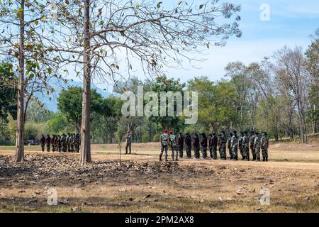 Park Ranger in Ausbildung. Huai Kha Khaeng Wildlife Sanctuary, Thailand. Stockfoto