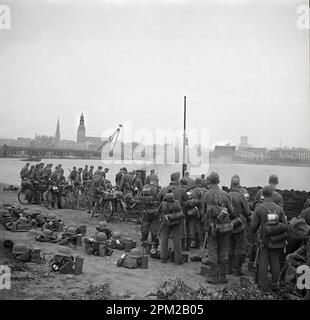 1940er, Foto eines deutschen Wehrmachtmitglieds in Lettland (Riga, Pskov und Umgebung).Deutsche Truppen vor der Silhouette von Riga. Filter verbessert. Stockfoto