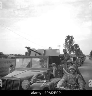 Historischer 2. Weltkrieg 1940er, Foto eines deutschen Wehrmachtmitglieds in Lettland (Riga, Pskov und Umgebung). Waffenzug, Soldaten. Filter verbessert. Stockfoto