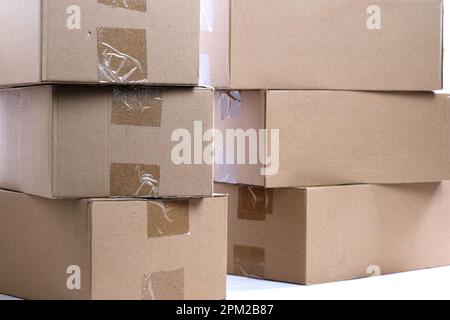 Viele Kartons auf dem Tisch Stockfoto