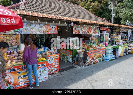 Imbissstände im Doi Inthanon Nationalpark, Chiang Mai, Thailand. Stockfoto