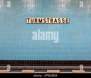 U Turmstraße Interior. Die U-Bahn-Station bedient U9 Linie, die am 28 1961. August in Moabit-Mitte, Berlin, eröffnet wurde Stockfoto