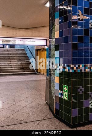 U Turmstraße Interior. Die U-Bahn-Station bedient U9 Linie, die am 28 1961. August in Moabit-Mitte, Berlin, eröffnet wurde Stockfoto