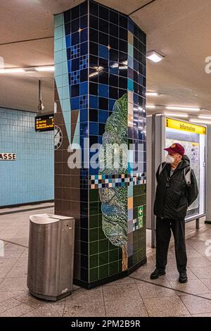 U Turmstraße Interior. Die U-Bahn-Station bedient U9 Linie, die am 28 1961. August in Moabit-Mitte, Berlin, eröffnet wurde Stockfoto