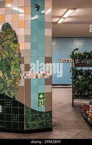 U Turmstraße Interior. Die U-Bahn-Station bedient U9 Linie, die am 28 1961. August in Moabit-Mitte, Berlin, eröffnet wurde Stockfoto