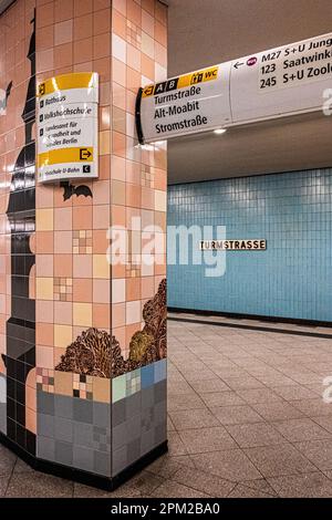 U Turmstraße Interior. Die U-Bahn-Station bedient U9 Linie, die am 28 1961. August in Moabit-Mitte, Berlin, eröffnet wurde Stockfoto