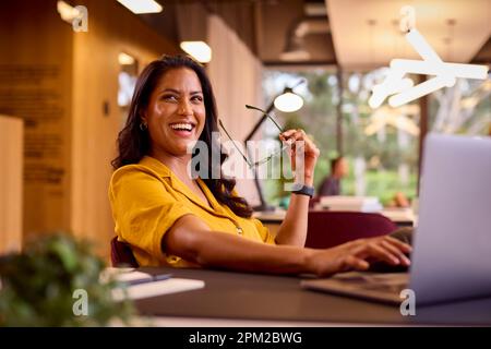 Ältere Geschäftsfrau Mit Brille, Die Am Schreibtisch Im Büro Am Laptop Arbeitet Stockfoto