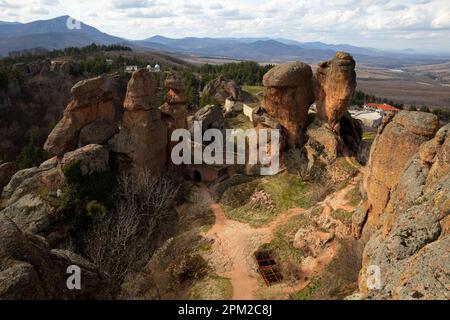 Die Belogradchik Felsen sind eine Gruppe von seltsam geformten Sandstein- und Konglomeratgesteinsformationen, die sich an den westlichen Hängen des Balkangebirges befinden Stockfoto