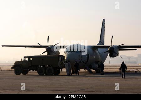 Sofia, Bulgarien - 16. Februar 2023: Das spartanische Transportflugzeug Alenia C-27J wird für den Start vom Luftwaffenstützpunkt Vrazhdebna vorbereitet. Stockfoto