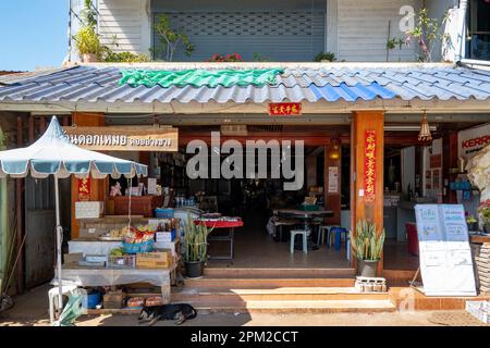 Ein lokales Restaurant mit rotem Banner für das chinesische Neujahr. Chiang Mai, Thailand. Stockfoto