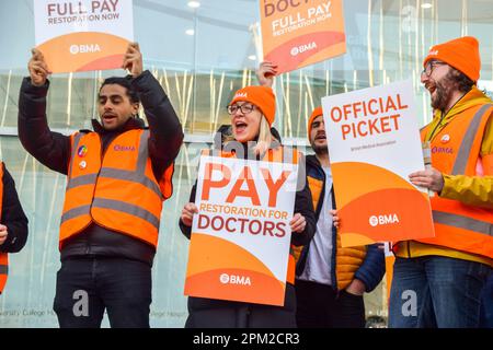 London, England, Großbritannien. 11. April 2023. British Medical Association (BMA) vor dem University College Hospital, während Ärzte in der Ausbildung beginnen, ihre viertägige Streik über Bezahlung. (Kreditbild: © Vuk Valcic/ZUMA Press Wire) NUR REDAKTIONELLE VERWENDUNG! Nicht für den kommerziellen GEBRAUCH! Kredit: ZUMA Press, Inc./Alamy Live News Kredit: ZUMA Press, Inc./Alamy Live News Stockfoto