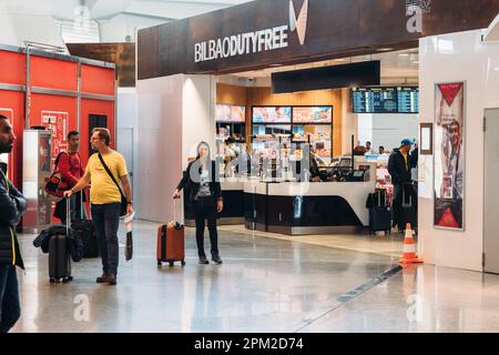 Bilbao, Spanien - 9. April 2023: Blick in die Duty-Free-Shops am Flughafen Bilbao im spanischen Baskenland. Das neue Terminal wurde entworfen Stockfoto