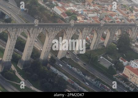 Lissabon, Portugal - 9. April 2023: Aquädukt Aguas Livres auf Portugiesisch: Aqueduto das Aguas Livres Aquädukt der freien Gewässer ist ein historisches aquädukt Stockfoto