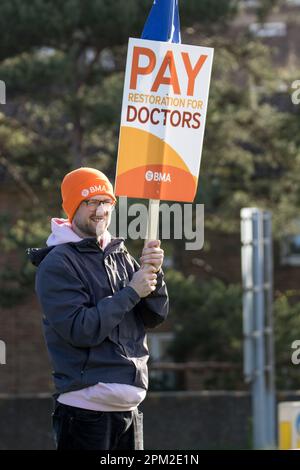 Eastbourne District General Hospital, Eastbourne, East Sussex, Großbritannien. 11. April 2023. NHS Juniorärzte beginnen vier Tage Streik und fordern Verbesserungen bei Bezahlung und Bedingungen. Kredit: Newspics UK South/Alamy Live News Stockfoto