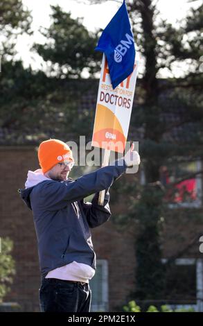 Eastbourne District General Hospital, Eastbourne, East Sussex, Großbritannien. 11. April 2023. NHS Juniorärzte beginnen vier Tage Streik und fordern Verbesserungen bei Bezahlung und Bedingungen. Kredit: Newspics UK South/Alamy Live News Stockfoto