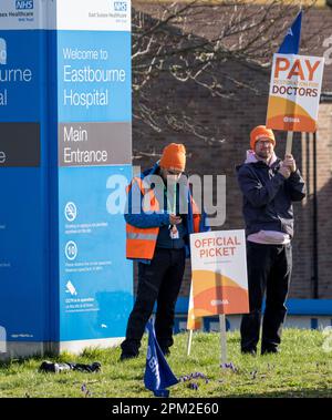 Eastbourne District General Hospital, Eastbourne, East Sussex, Großbritannien. 11. April 2023. NHS Juniorärzte beginnen vier Tage Streik und fordern Verbesserungen bei Bezahlung und Bedingungen. Kredit: Newspics UK South/Alamy Live News Stockfoto