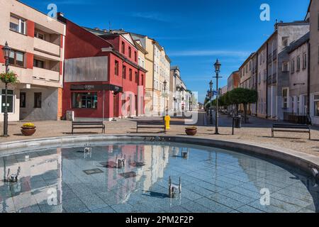 Ciechanow, Masovia, Polen - 5. Juni 2022: Platz mit Brunnen in der Warszawska Straße im Stadtzentrum. Stockfoto