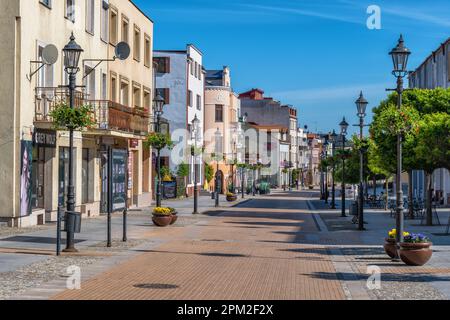 Ciechanow, Masovia, Polen - 5. Juni 2022: Warszawska-Straße, Hauptfußgängerstraße im Stadtzentrum. Stockfoto