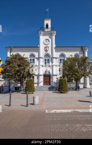 Ciechanow, Polen - 5. Juni 2022 - das Rathausgebäude, ein neogotisches Wahrzeichen aus dem Jahr 1844, Blick vom Hauptplatz. Stockfoto