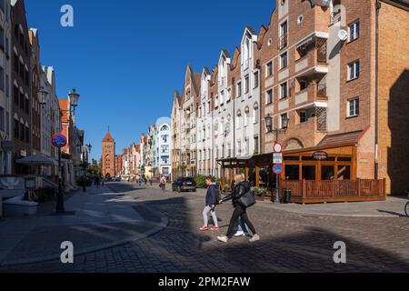 Elblag, Polen - 10. Oktober 2022 - Alte Marktstraße in der Altstadt mit Blick auf den Market Gate Tower, das historische Stadtzentrum. Stockfoto