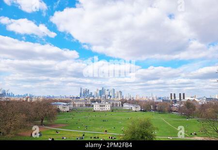 Canary Wharf, die Skyline des Londoner Finanzzentrums, ist vom Royal Observatory Hill vor einem Sommerhimmel umgeben. Canary Wharf ist eine Gegend von London, in der Nähe der Isle of Dogs im Londoner Stadtteil Tower Hamlets. Canary Wharf wird von der Greater London Authority als Teil des zentralen Londoner Geschäftsviertels neben Central London definiert. Vereinigtes Königreich. Stockfoto