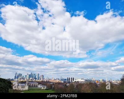 Canary Wharf, die Skyline des Londoner Finanzzentrums, ist vom Royal Observatory Hill vor einem Sommerhimmel umgeben. Canary Wharf ist eine Gegend von London, in der Nähe der Isle of Dogs im Londoner Stadtteil Tower Hamlets. Canary Wharf wird von der Greater London Authority als Teil des zentralen Londoner Geschäftsviertels neben Central London definiert. Vereinigtes Königreich. Stockfoto