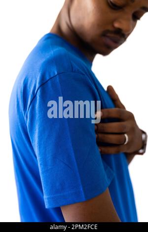 Ein afroamerikanischer Mann trägt ein blaues T-Shirt mit einem Kopierbereich auf weißem Hintergrund Stockfoto